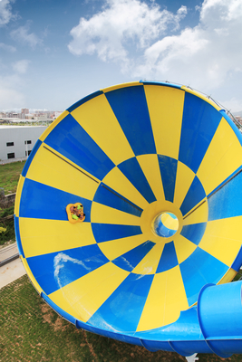 Les plus nouvelles glissières d'eau de fibre de verre d'amusement de conception pour le parc aquatique d'aventure en Chine