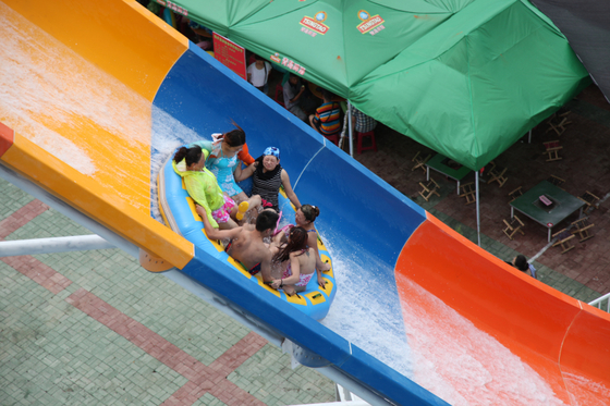 Coloré au-dessus des glissières d'eau au sol de fibre de verre, glissière de piscine de fibre de verre pour le parc aquatique géant