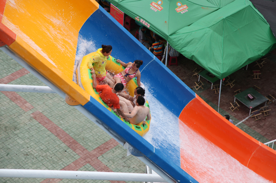 Coloré au-dessus des glissières d'eau au sol de fibre de verre, glissière de piscine de fibre de verre pour le parc aquatique géant