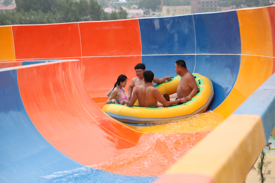 Coloré au-dessus des glissières d'eau au sol de fibre de verre, glissière de piscine de fibre de verre pour le parc aquatique géant