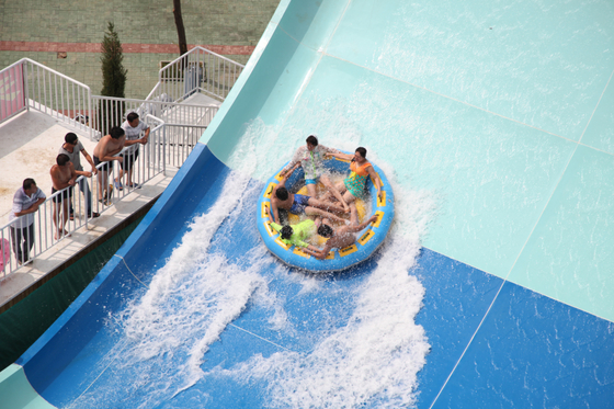 Coloré au-dessus des glissières d'eau au sol de fibre de verre, glissière de piscine de fibre de verre pour le parc aquatique géant