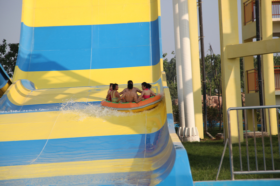 Glissières d'eau passionnantes de spirale de combinaison de station de vacances pour la piscine