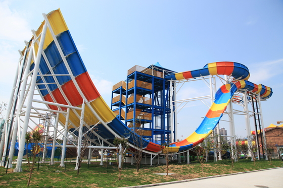 Améliorez votre parc aquatique avec des toboggans aquatiques durables en fibre de verre conçus pour le toboggan boomerang