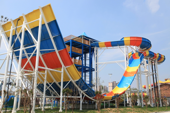 Améliorez votre parc aquatique avec des toboggans aquatiques durables en fibre de verre conçus pour le toboggan boomerang