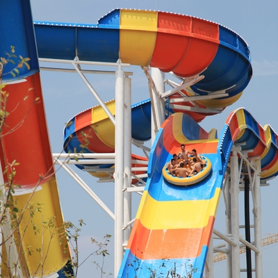 Améliorez votre parc aquatique avec des toboggans aquatiques durables en fibre de verre conçus pour le toboggan boomerang