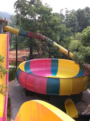 Équipement de parc aquatique durable doté d'un design de toboggan Super Bowl avec support en acier inoxydable et options de couleurs personnalisées