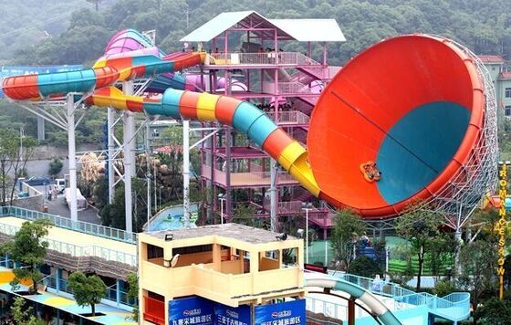 Des toboggans géants pour le parc aquatique. Fabricant de toboggans en fibre de verre depuis 1994. Des toboggans sur radeau pour 4 personnes.
