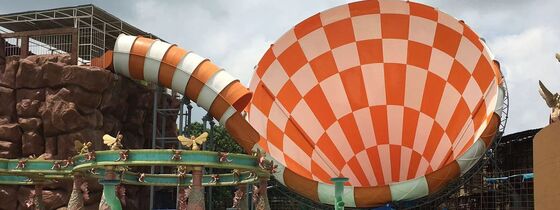 Des toboggans géants pour le parc aquatique. Fabricant de toboggans en fibre de verre depuis 1994. Des toboggans sur radeau pour 4 personnes.