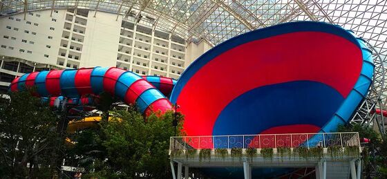 Des toboggans géants pour le parc aquatique. Fabricant de toboggans en fibre de verre depuis 1994. Des toboggans sur radeau pour 4 personnes.