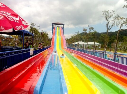 Toboggan aquatique multicolore à plusieurs voies pour parc aquatique | Toboggan de course à 4 voies sur tapis | Fabricant de toboggans arc-en-ciel en fibre de verre depuis 1994