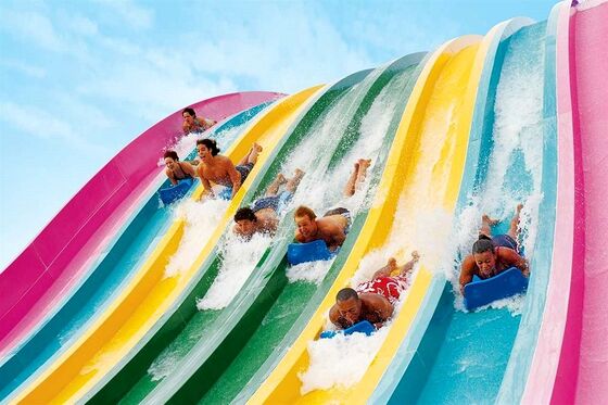 Toboggan aquatique multicolore à plusieurs voies pour parc aquatique | Toboggan de course à 4 voies sur tapis | Fabricant de toboggans arc-en-ciel en fibre de verre depuis 1994