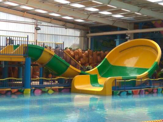 Glisse d'eau pour enfants avec une empreinte compacte et un radeau double pour le plaisir de la famille.