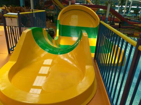 Glisse d'eau pour enfants avec une empreinte compacte et un radeau double pour le plaisir de la famille.