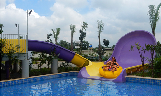 Glisse d'eau pour enfants avec une empreinte compacte et un radeau double pour le plaisir de la famille.