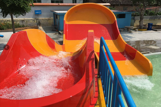 Glisse d'eau pour enfants avec une empreinte compacte et un radeau double pour le plaisir de la famille.