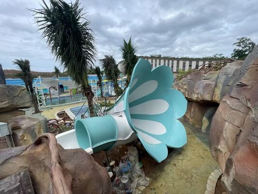 Toboggan aquatique compact Petit Tornado avec radeau double et gelcoat résistant aux UV pour le plaisir familial