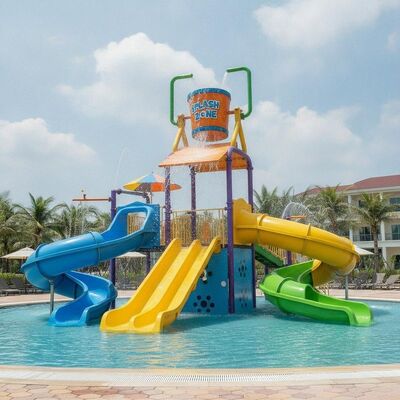Parc aquatique pour enfants en fibre de verre avec 3 toboggans, plateforme et seau basculant pour les loisirs aquatiques des enfants