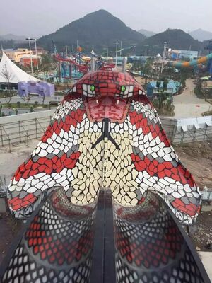 Toboggan aquatique King Cobra en fibre de verre avec plateforme de 16,4 m de haut, capacité de 480 personnes et structure en acier galvanisé à chaud