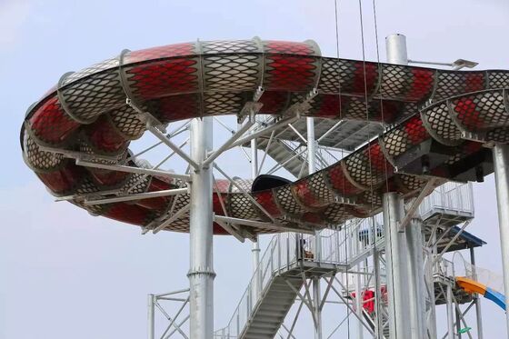Toboggan aquatique King Cobra en fibre de verre avec plateforme de 16,4 m de haut, capacité de 480 personnes et structure en acier galvanisé à chaud
