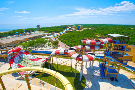 Toboggan aquatique King Cobra en fibre de verre avec plateforme de 16,4 m de haut, capacité de 480 personnes et structure en acier galvanisé à chaud