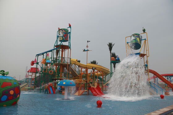 Super structure aquatique avec toboggan en fibre de verre posé à la main et structure en acier galvanisé à chaud pour un support clé en main