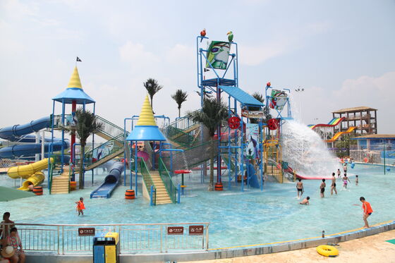 Super structure aquatique avec toboggan en fibre de verre posé à la main et structure en acier galvanisé à chaud pour un support clé en main
