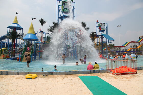 Super structure aquatique avec toboggan en fibre de verre posé à la main et structure en acier galvanisé à chaud pour un support clé en main