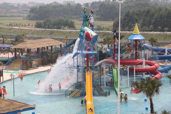 Super structure aquatique avec toboggan en fibre de verre posé à la main et structure en acier galvanisé à chaud pour un support clé en main