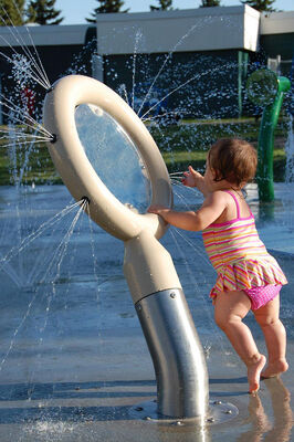 Équipement de jeu d'eau pour enfants avec une structure en acier galvanisé à chaud, un tuyau en fibre de verre résistant à la corrosion et une conception de sécurité en eau peu profonde