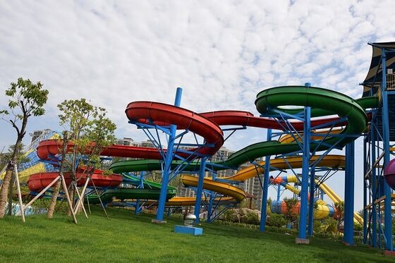 Toboggan aquatique en spirale personnalisé multi-pistes pour parcs aquatiques - Fabricant audité SGS