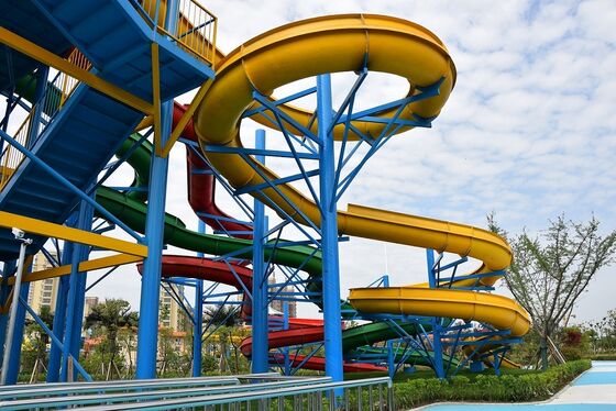 Toboggan aquatique en spirale personnalisé multi-pistes pour parcs aquatiques - Fabricant audité SGS