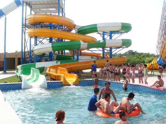 Toboggan aquatique en spirale personnalisé multi-pistes pour parcs aquatiques - Fabricant audité SGS