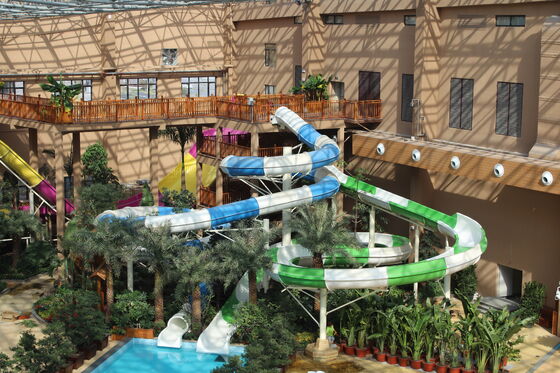 Toboggan aquatique en spirale personnalisé multi-pistes pour parcs aquatiques - Fabricant audité SGS