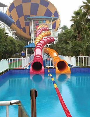 Dragon Slide 9m Plateforme hauteur 2 tubes parallèles 50m Longueur tube fermé Slide d'eau en fibre de verre