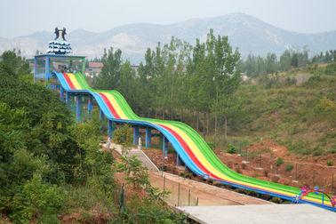 Tours de emballage colorés de parc aquatique, stations de vacances avec des parcs aquatiques pour la famille