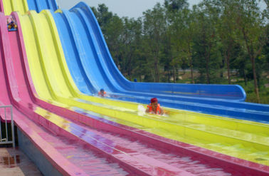 Tours de emballage colorés de parc aquatique, stations de vacances avec des parcs aquatiques pour la famille
