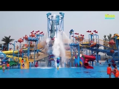 Un parc aquatique familial passionnant dans la maison d'eau géante avec un toboggan de style différent